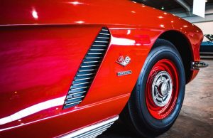 Roter Vintage Sportwagen von hseitlich hinten