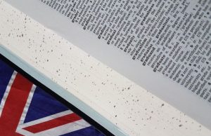 Wörterbuch auf englischer Flagge