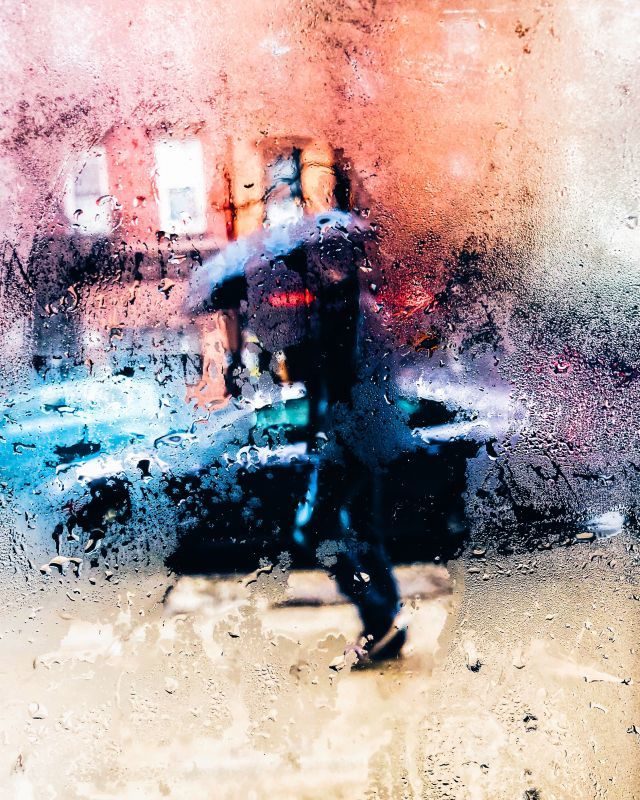 Mann im strömenden regen von bschlagener Scheibe aus aufgenommen