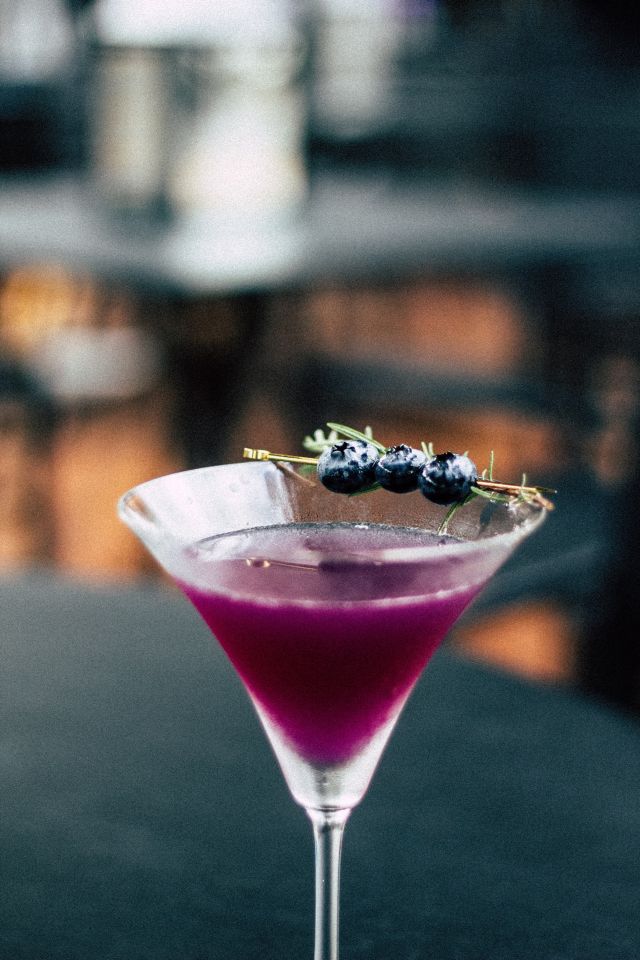 Cocktailglas mit Lavendel-Sekt-Cocktail