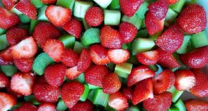 Erdbeer Rhabarberstücke