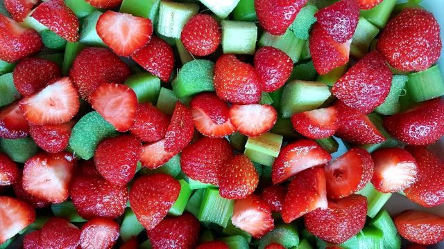 Erdbeer Rhabarberstücke