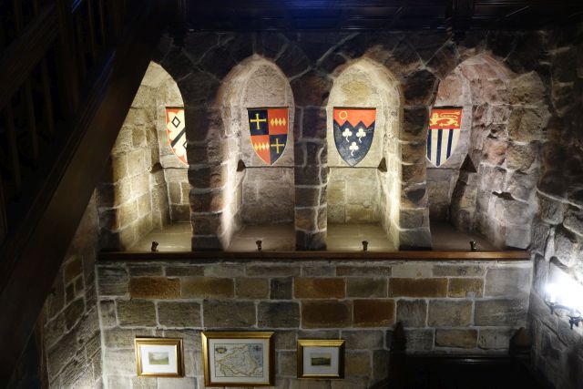 Langley Castle, altes Gemäuer mit Wappen