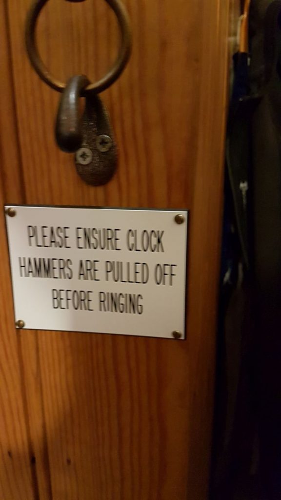 Warnschild an Holzwand der Bell ringer Kammer.