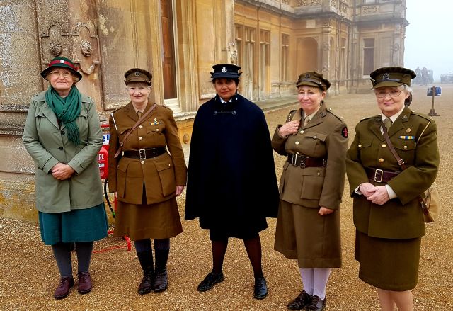 Fünf Frauen in Uniformen des 1. Weltkriegs vor dem Schloss Highclere