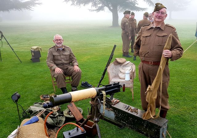 Soldaten aus dem 1. Weltkrieg Waffen auf dem Rasen vor Highclere Castle