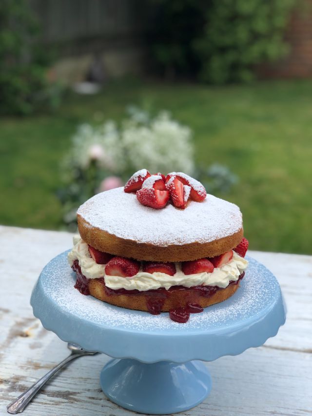 Victoria Sponge Cake mit Erdbeeren und Sahne, hellblaue Tortenplatte