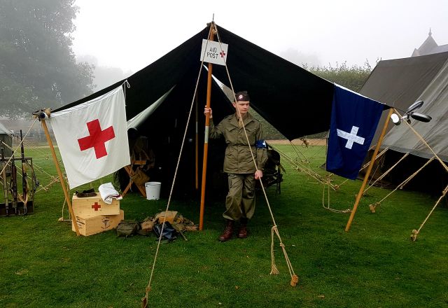 Sanitätszelt mit Rotkreuz Flagge und Soldat