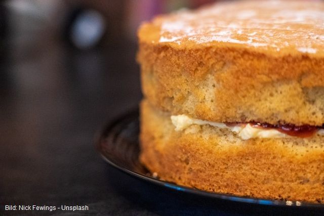 Kuchen mit Sahne und Marmelade Viktoria Sponge Cake