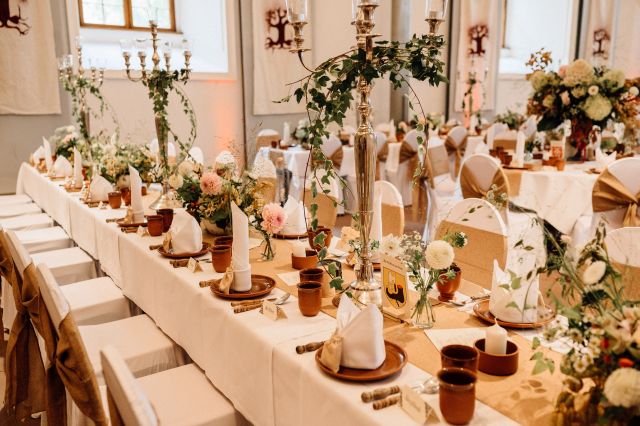 Tischdekoration für mittelalterliche Hochzeit, Mittelalter gedeckter Tisch mit Blumenbouquets