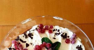 Glasschale mit Trifle und Beeren