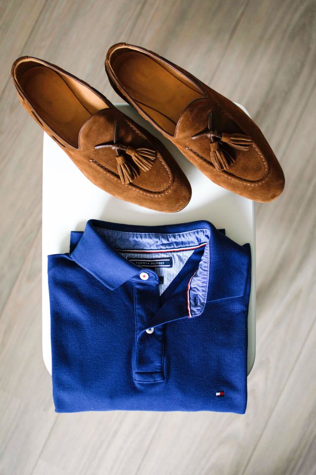 blaues Polo Shirt, braune Schuhe