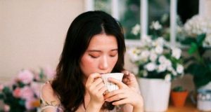 Popularität der Teatime Frau mit Teetasse und Teekanne