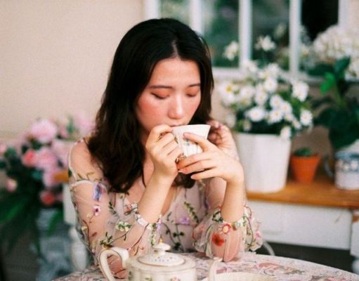 Popularität der Teatime Frau mit Teetasse und Teekanne