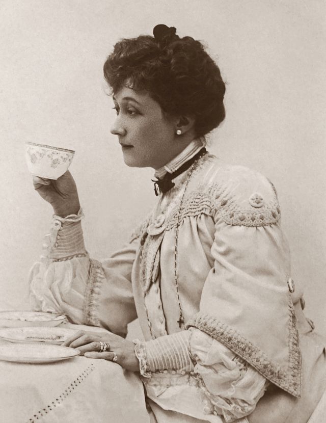 Teatime Frau mit Teetasse und Teekleid