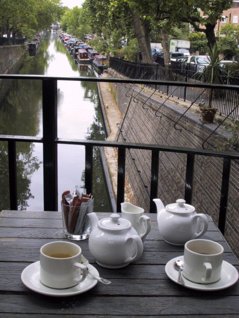 Schmalboote Teekannen Teetassen Bäume Teatime Canal life