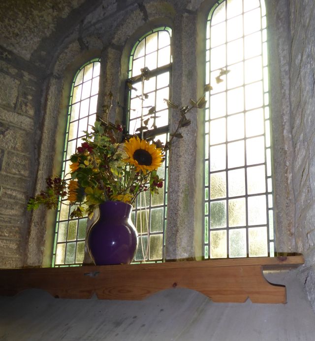 Kirchenfenster violette Vase mit Herbstblumen zum Erntedank