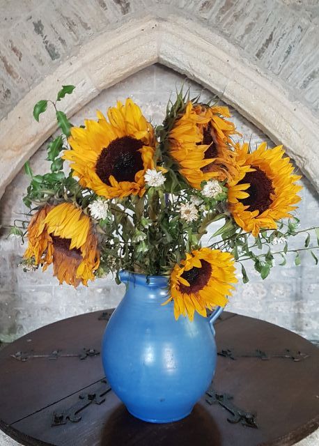 Blaue Vase mit Sonnenblumen zum Erntedank