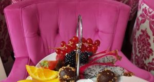 Etagere mit Kuchen für Afternoon Tea rosa Sessel