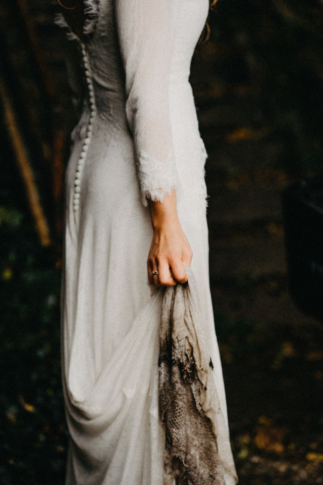 Frau mit langem weißen Kleid im Wald gruselig