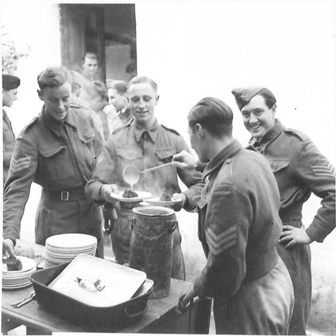 Soldaten bei der Essensausgabe von Christmas Pudding Kriegsweihnacht