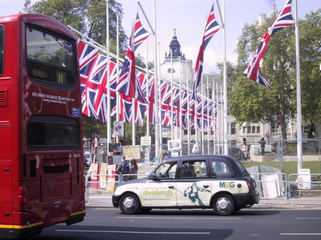 Flaggen roter Bus und Taxi in London