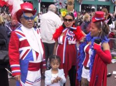 vier Personen rot blau gekleidet London royal wedding