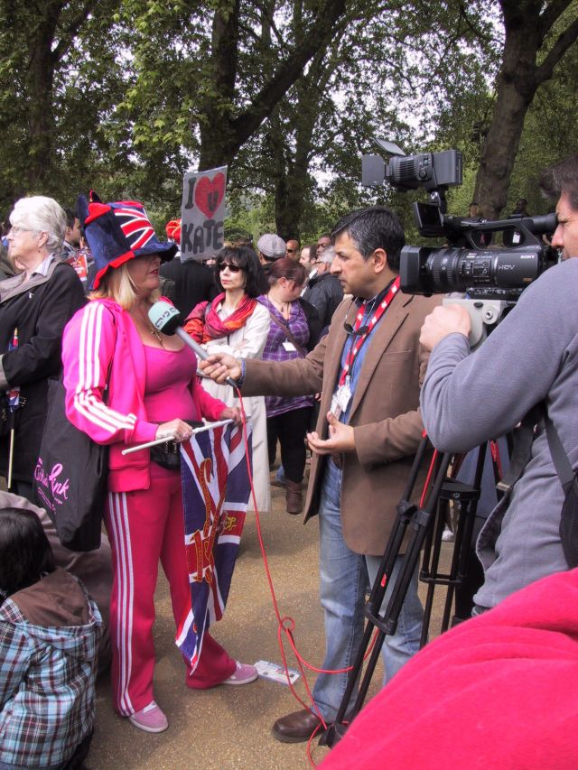 pink lady mit Union Jack interviewed by TV moderator royal wedding