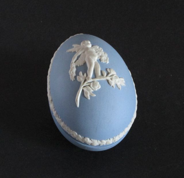 Wedgwood Osterei hellblau mit weißem Relief