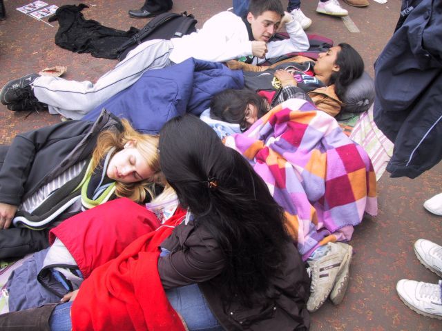 Schlafende Menschen mit Schlafsack vor dem Buckingham Palast