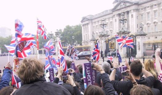 Buckingham Palast Menschenmenge Fahnen Union Jack Limousine