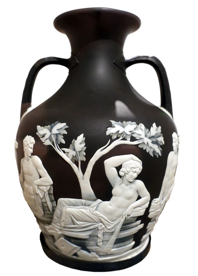 schwarze Vase mit weißem Relief Wedgwood