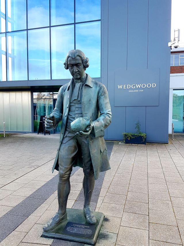 Statue vor Gebäude Wedgwood