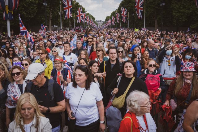 Menschenmenge vor dem Buckingham Palast geschmückte Allee