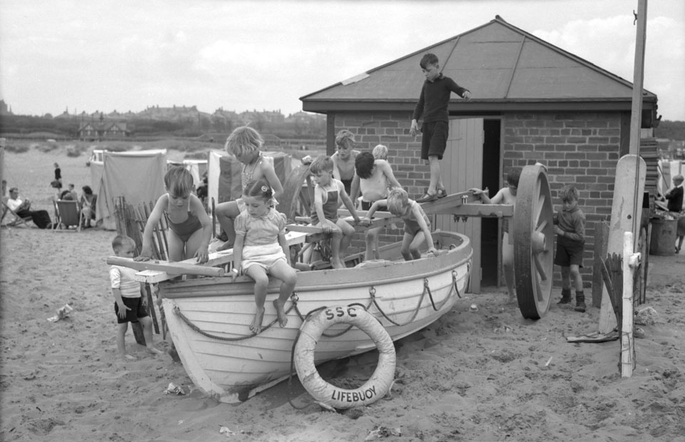 Schwarz weiß Bild Kinder am Strand spielen im Boot in England