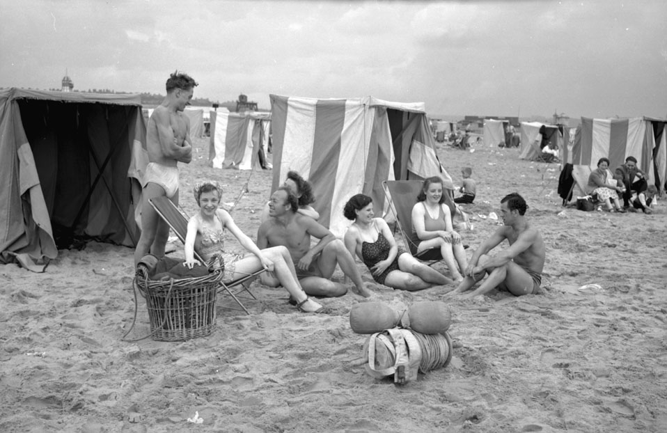 Schwarz-weiß Bild Männer und Frauen am Strand in Badekleidung England