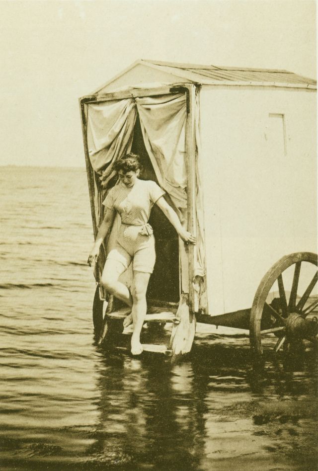 Badekarre Frau steigt ins Meer aus der Badekarre