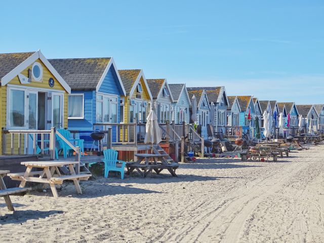 Bunte Strandhütten an der Küste Englands