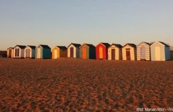 farbige Strandhütten am Strand von England