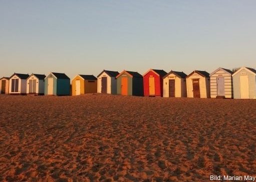 farbige Strandhütten am Strand von England