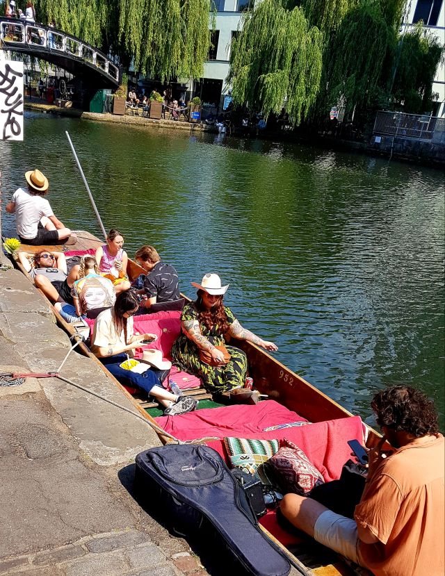 Camden Locks Boot mit Passagieren und Regent's Kanal