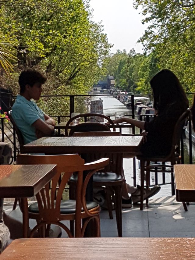 Mann und Frau am Tisch über dem Kanal