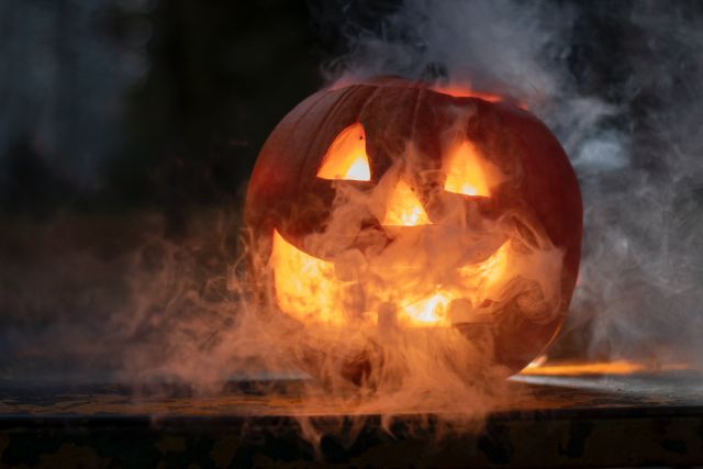 beleuchteter Kürbis schottische Halloween Traditionen
