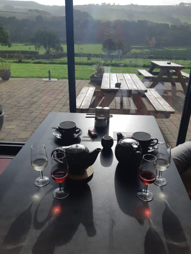 tisch im Café mit Blick auf das Dartmoor