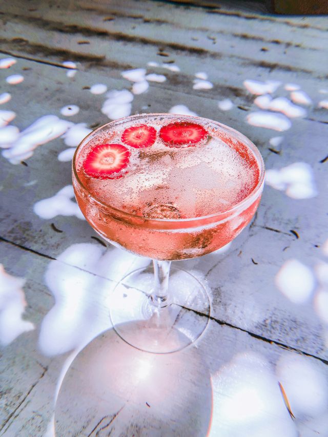 Pink Gin im glas mit Erdbeeren