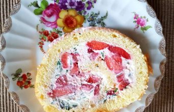 Erdbeer Basilikum Biskuit Roulade