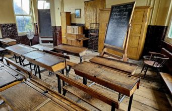 Alte Schulbänke im Ragged School Museum Schultafel Klassenzimmer