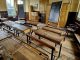 Alte Schulbänke im Ragged School Museum Schultafel Klassenzimmer