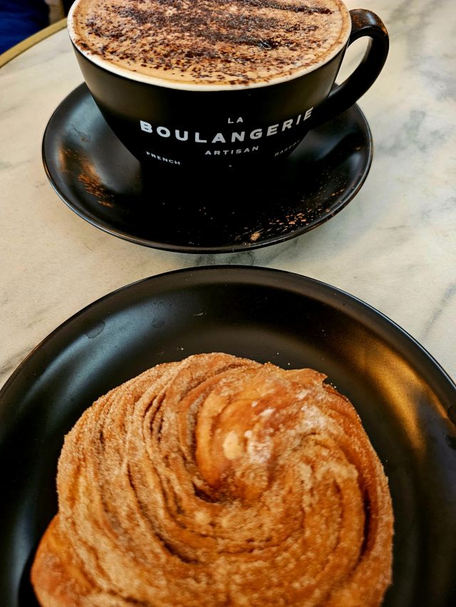 Cappuccino mit Zimtschnecke