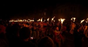 Feuerfestival Up Helly Aa auf den Shetlandinseln Up Helly Aa Feuerfestival Schottland